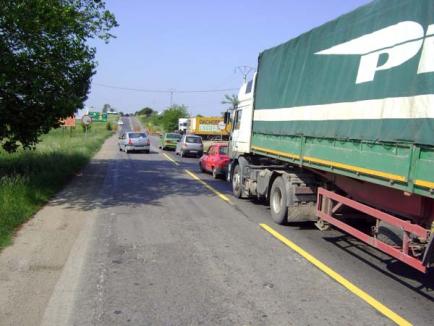Astaldi Tango: Spre disperarea şoferilor, firma italiană "cârpeşte" drumul Oradea-Arad încet şi prost!